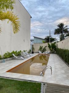 a swimming pool in the backyard of a house at Apto Novo Duplex em Juqhey in Juquei