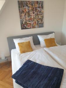 2 Betten nebeneinander in einem Zimmer in der Unterkunft Modernes Apartment an der Frauenkirche in Dresden