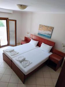Ένα ή περισσότερα κρεβάτια σε δωμάτιο στο Ξενοδοχείο Αστέρας
