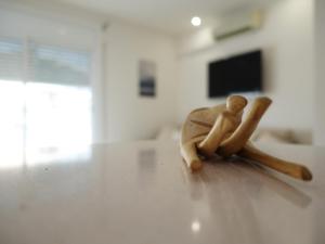 Televízia a/alebo spoločenská miestnosť v ubytovaní Maka beach apartment v