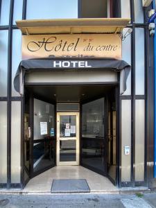 Hotel du Centre Lucé Chartres في Lucé: علامة الفندق على أبواب المبنى