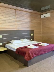 Un pat sau paturi într-o cameră la motel-Yasniy