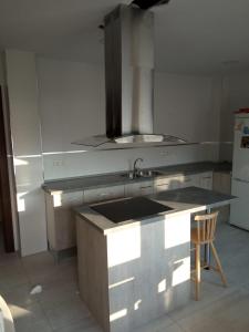 Η κουζίνα ή μικρή κουζίνα στο Villa Madodos con piscina privada, jacuzzi, barbacoa y chimenea