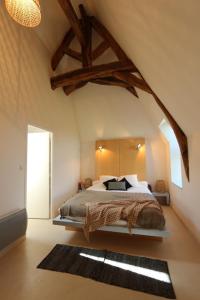Кровать или кровати в номере Vignoble Château Piéguë - winery