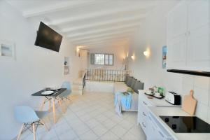 Kuchyň nebo kuchyňský kout v ubytování Loukia's Apartments