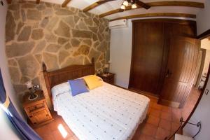 Łóżko lub łóżka w pokoju w obiekcie Casas Rurales El Caminante