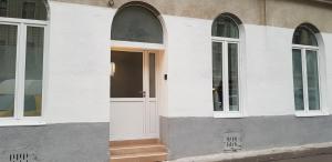 un edificio blanco con dos ventanas y una puerta en Brilliant 1BR Apt - Perfect for Longstays, en Viena