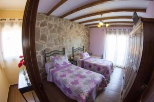 Łóżko lub łóżka w pokoju w obiekcie Casas Rurales El Caminante