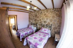 Łóżko lub łóżka w pokoju w obiekcie Casas Rurales El Caminante
