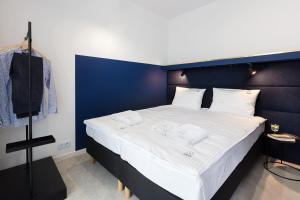 una camera con un grande letto con una parete blu di Palicki - Apartamenty z widokiem na morze a Rewal