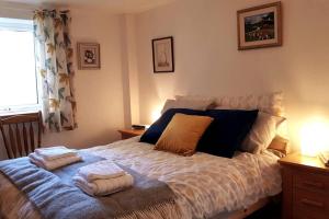 Ένα ή περισσότερα κρεβάτια σε δωμάτιο στο Woodford Guest House in old farm