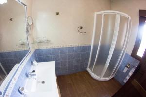 Łazienka w obiekcie Casas Rurales El Caminante