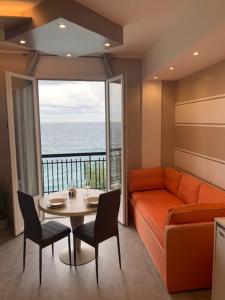 un soggiorno con divano e tavolo con sedie di La Scogliera a Monterosso al Mare
