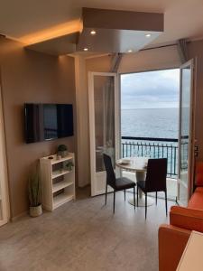 salon ze stołem i widokiem na ocean w obiekcie La Scogliera w mieście Monterosso al Mare
