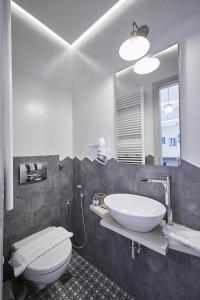 アテネにあるLive in a funky & renovated studio near Acropolisの洗面台、トイレ、鏡のあるバスルーム +22枚の写真