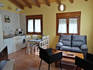 a living room with a couch and a table at EL ATERPE in Aldehuela del Rincón