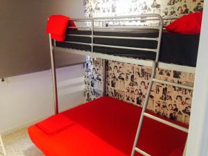 ランポーヤにあるEl piset de Paulaの赤い床の二段ベッドが2つある部屋