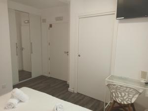 Telewizja i/lub zestaw kina domowego w obiekcie Rin Rooms
