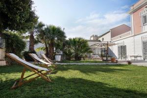 two lawn chairs sitting in the yard of a house at Antica Dimora La Porta del Sale in Marsala