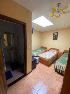 Pokój z 2 łóżkami i sufitem w obiekcie Золотий Лев w mieście Zvenyhorodka