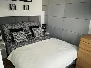 Ένα ή περισσότερα κρεβάτια σε δωμάτιο στο Apartament Wrocław Centrum Dorzecze Legnickiej