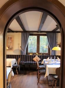 Un restaurant u otro lugar para comer en Land-gut Hotel zur Brücke garni