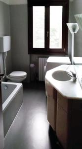 łazienka z umywalką, wanną i toaletą w obiekcie Giuliana's House w mieście Desenzano del Garda +26 zdjęć