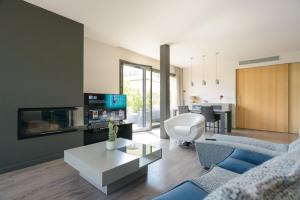 Televízia a/alebo spoločenská miestnosť v ubytovaní Casa Deluxe Alt Empordà Costa Brava - Private swimming pool