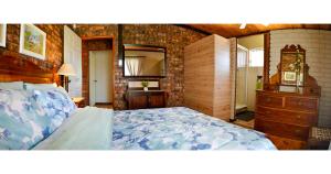 Ein Bett oder Betten in einem Zimmer der Unterkunft Palm Cottage - Colchester - 5km from Elephant Park