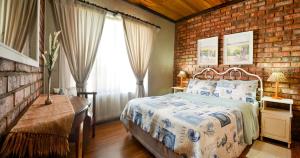 A bed or beds in a room at Palm Cottage - Colchester - 5km from Elephant Park