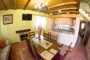 Kuchnia lub aneks kuchenny w obiekcie Casas Rurales El Caminante