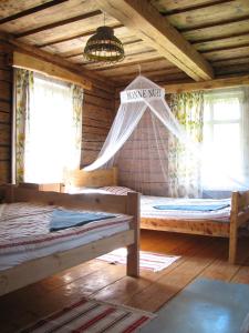 Säng eller sängar i ett rum på Alkūnų sodyba