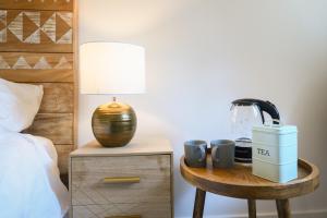 维罗纳Casa Porta Nuova Verona的床头柜上有一盏灯和两个杯子 更多61张照片