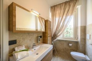 维罗纳Casa Porta Nuova Verona的带水槽、马桶和窗户的浴室