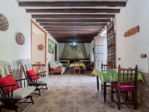 uma sala de estar com mesa e cadeiras em Rural house Santa F with private swimming pool em Córdoba