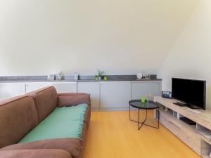 - un salon avec un canapé et une table dans l'établissement Apartment West Flanders with Roof Terrace, à Poperinge