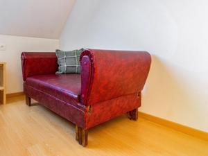 - un canapé en cuir rouge dans une pièce dans l'établissement Apartment West Flanders with Roof Terrace, à Poperinge