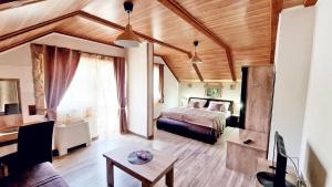 ein Schlafzimmer mit einem Bett und ein Wohnzimmer in der Unterkunft SEDRA Holiday Resort-Adults Only in Grabovac