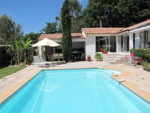 a blue swimming pool in front of a house at Casa Rurale Lou Pichoun Nis in Belcodène