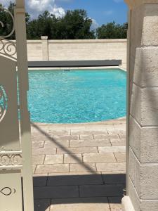 una piscina con vistas a través de una puerta abierta en Le Terrazze Miramare B&B, en Torre Canne