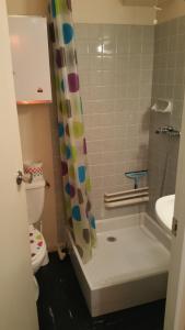 łazienka z wanną, umywalką i toaletą w obiekcie Studio Village des Longes w mieście Mont-Dore