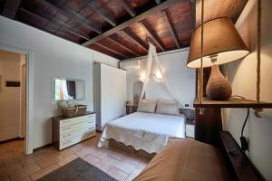 シルミオーネにあるPorto Valentino 2のベッドルーム(ベッド1台、ランプ付)