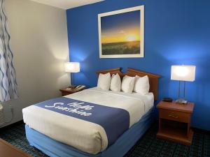 Postel nebo postele na pokoji v ubytování Days Inn & Suites by Wyndham Cambridge