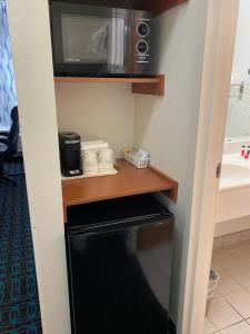 Postel nebo postele na pokoji v ubytování Days Inn & Suites by Wyndham Cambridge
