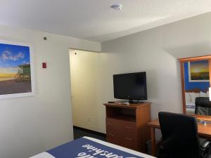 TV a/nebo společenská místnost v ubytování Days Inn & Suites by Wyndham Cambridge
