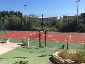 Tenis a/nebo squash v ubytování Arabiluk nebo okolí