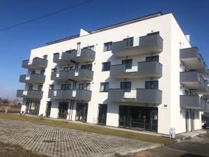 un edificio blanco con balcones en un lateral en Apartament 2 camere Anto en Sibiu
