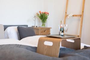 een kamer met een tafel met een vaas met bloemen bij Heislerhof Apartment in Mösern