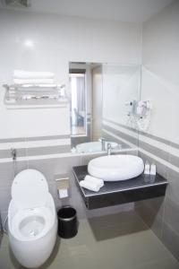 ein Bad mit einem WC und einem Waschbecken in der Unterkunft Bamboo Hotel in Thanh Hóa