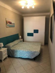 1 dormitorio con cama y puerta blanca en Ca' da Nuccia, en Riomaggiore